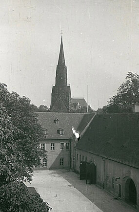 Blick auf Innenhof und Lukaskirche